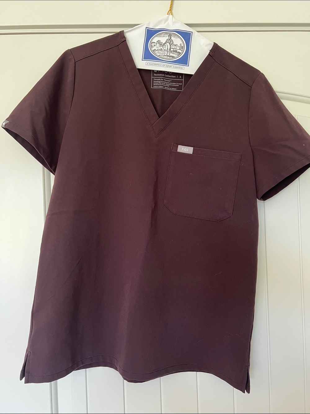 Figs Women’s V-Neck Scrub Top in espresso